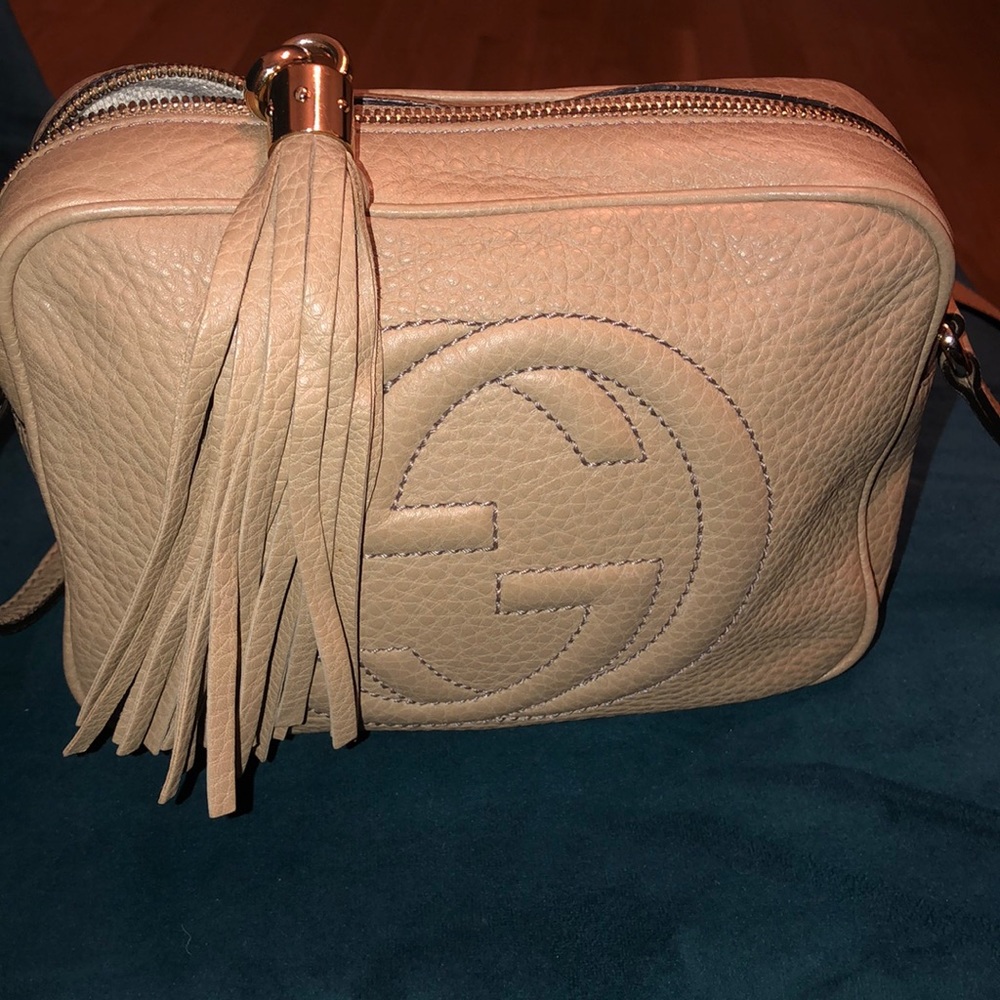 Beige Gucci soho small leather disco bag
